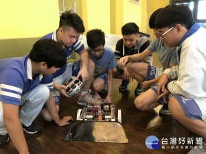 明道學生製作的機器人。林重鎣攝