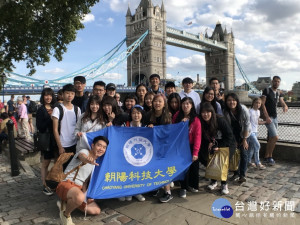 朝陽科大學生在倫敦塔橋合影。林重鎣翻攝