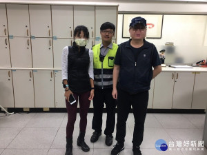 旅外婦人手機遺失　暖警伸手助尋回
