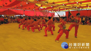 ▲龍華科大參加石獅市海峽兩岸獅陣武術大匯演，展現雄武宋江陣，現場觀眾連連喝采。（圖/龍華科大提供）