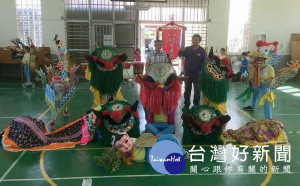飛沙國小勇奪全國學校民俗體育競賽多獅、單獅、雙獅混合組及單獅女子組四項冠軍，鄉長蘇國瓏蒞校祝賀並致贈慰問金，期勉繼續精進，為家鄉爭光。（記者陳昭宗拍攝）