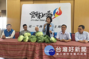 秀泰影城廖治德董事長及炳翰機構總經理陳力榆等慷慨解囊各購買100噸高麗菜，雲林縣長當選人張麗善感謝各大企業在農民朋友最需要幫助的時候伸出援手。（記者陳昭宗拍攝）