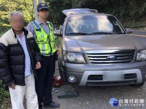 民眾車輛爆胎困山中　枋警道路救援揪感心