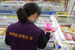衛生局人員查驗市售湯圓。