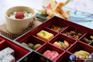 「雲水坊」提供精緻的中式、日式及素食早餐盒，再搭配日月潭景色，美味美景雙享。