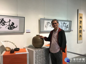 柳嘉淵書藝展作者與其作品。
