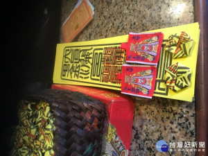 
大甲鎮瀾宮媽祖符令及香火包，因被視為有保佑信眾去邪、保身功能，而視為無價之寶的索取踴躍。（記者陳榮昌攝） 

 