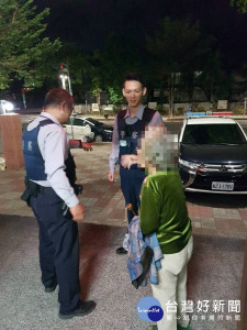 失智老人迷途蹲坐路旁 細心員警助其返家