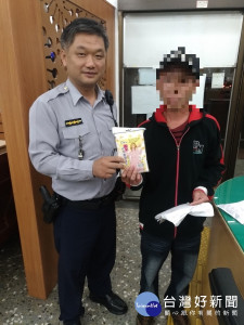 濕冷天氣徬徨求助 員警自掏腰包買雨衣
