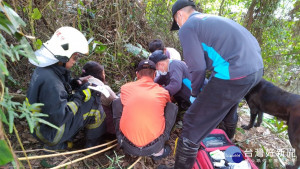 果農跌落山溝　消防人員協助救援