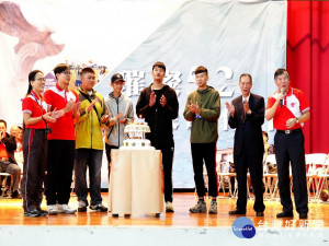 修平科大董事長林倉民( 右）和校長及師生慶祝五十二週年校慶。林重鎣攝