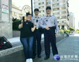 旅客手機掉落水溝內　熱心警協助尋回