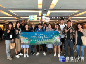 海外網紅旅遊實境體驗興致勃勃的參觀國立故宮博物院