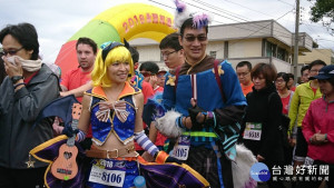 外埔紅酒路跑變裝嘉年華　選手品嚐在地葡萄酒