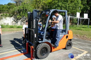 「女生開堆高機很酷唉！」您沒聽錯，這是南投縣同德家商為了使學生能多元學習，在這學期學生才藝課程增加的推高機操作課程。