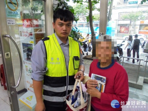 8旬老嫗迷失街頭　暖警伸手助返家
