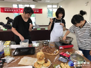 學員製作烘焙食品。