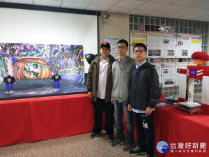 建國科技大學王俊傑研究團隊得獎學生，左起為曹瑞宸、賴建穎、陳俊偉。圖／記者鄧富珍攝