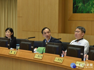 針對華為公司贊助新北歡樂耶誕城引發爭議事件，新北市長朱立倫於市政會議強調，勿動輒以意識形態、政治立場或用政治干擾商業行為。（圖／記者黃村杉攝）