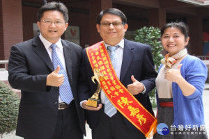 戴文雄校長恭賀陳嘉彥獲得補教界師鐸獎。