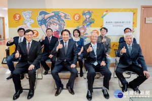 李泳龍校長(前左)等見證工作室揭牌營運。