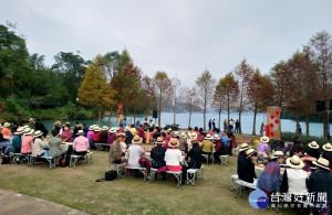 漫紅40年代茶會在日月潭向山遊客中心的婚紗廣場登場，遊客一邊品茗一邊欣賞音樂。〈記者吳素珍攝〉