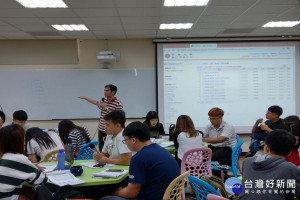 吳裕勝老師授課情形。