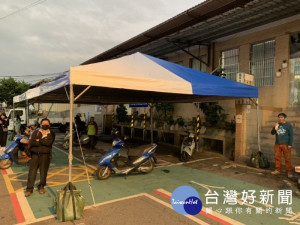 桃市府與台鐵協商利用中壢車站退縮空間規劃機車接送區，提供友善環境貼心便民服務，廣受用路人好評。

