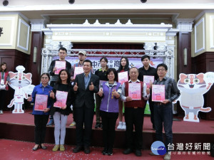 台中市府環保局頒發感謝狀謝謝一中商圈跟益民商圈以及商圈業者跟學校設置愛心飲料提袋借用站，推動環保。