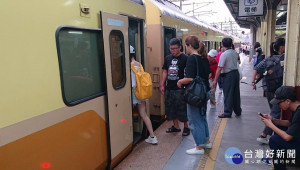 為因應228連假期間民眾的出遊、返鄉人潮，台鐵自2月27日（週三）起至13月4日（週一）止計6天，全線加開各級列車總計301列次及加掛車廂316輛次，並規劃自2月13日（週三）凌晨0時起，開放民眾訂票；至於花東實名制列車則於2月14日（週四）凌晨0時開放訂票。（圖／台灣好新聞編輯部）