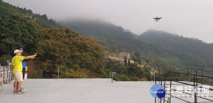 學員在楓葉地圖民宿練習無人機飛行 。(圖/苗栗縣馬那邦休閒農業發展協會提供）