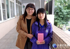 台大「希望入學」12日放榜，媽媽是越南新住民的竹山高中學生林亭如(右)，藉由高中三年的優異成績，如願錄取台大工商管理學系(左為導師黃美鈴)。