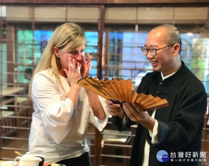 美國懷俄明州的夏陽市市長Mayor Marian Orr參觀陳正隆的作品驚豔不已。