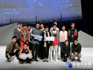 台中國家歌劇院首屆駐館藝術家王靖惇新作-XY事件簿，以N世代的七年級生為切入點，探討他們所遭遇到的問題。(圖/記者賴淑禎攝)