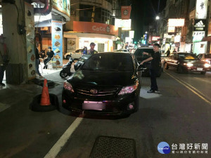 攔查違停車輛　女警意外查獲槍毒