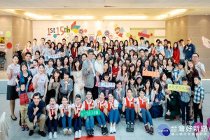 長榮大學公關天使團回娘家場面溫馨。
