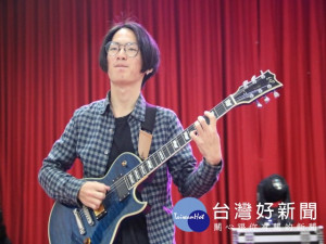 

弘光科技大學應用英語系大三學生莊傳皓，從網路自學後，報考多益測驗，成績居然高達900分，畢業後他希望靠語文能力找到好工作。（記者陳榮昌攝）