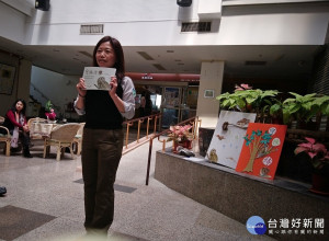 玉山國家公園管理處出版走讀塔塔加系列「守株待」~灰林鴞觀察筆記書，作者印莉敏作解說。〈記者吳素珍攝〉