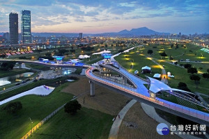 座落大臺北都會公園園區，專為行人與單車族打造的親水景觀橋「辰光橋」18日由市長朱立倫主持啟用 。（圖／記者黃村杉攝）