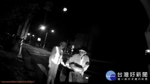 迷途老嫗寒風中未歸　屏警暗夜守護助返家