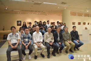 長榮大學美術系辦師生作品小品展。