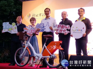 朱立倫市長19日與微笑單車劉金標董事長出席新北電動輔助YouBike(E-YouBike)試辦計畫發布記者會 。（圖／記者黃村杉攝）