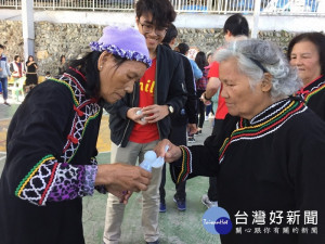 部落長輩穿著華麗的族服參與活動