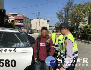 竊嫌從台南偷車開至雲林再度行竊，卻因車輛怠速過久自動熄火，沒有鑰匙而無法啟動，只好躺在車內睡覺，遭下崙巡警落實勤查逮人。（記者陳昭宗拍攝）