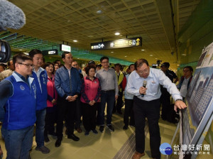 新北市長朱立倫20日邀請市議員赴捷運環狀線大坪林站、中和站及十四張站瞭解目前施工進度及列車運轉 。（圖／記者黃村杉攝）