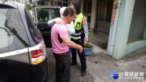 老婦外出忽暈眩坐路旁　巡警護送返家