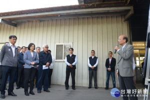 總統蔡英文前往雲林縣視察「廚餘處理流程」並與養豬業者座談，並表示希望養豬業能將廚餘蒸煮設備普及化，以降低給豬吃的廚餘，反倒成為疫病傳播管道的風險性。（圖／雲林縣政府）