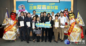 食藥署陳信誠主任祕書與機關特殊貢獻受獎單位共同合影。