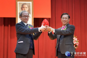 原能會主委謝曉星代表中央監交印信。