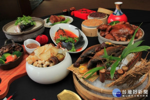 滿漢全席名宴逸品鱘龍魚料理躍上涵碧樓年菜。